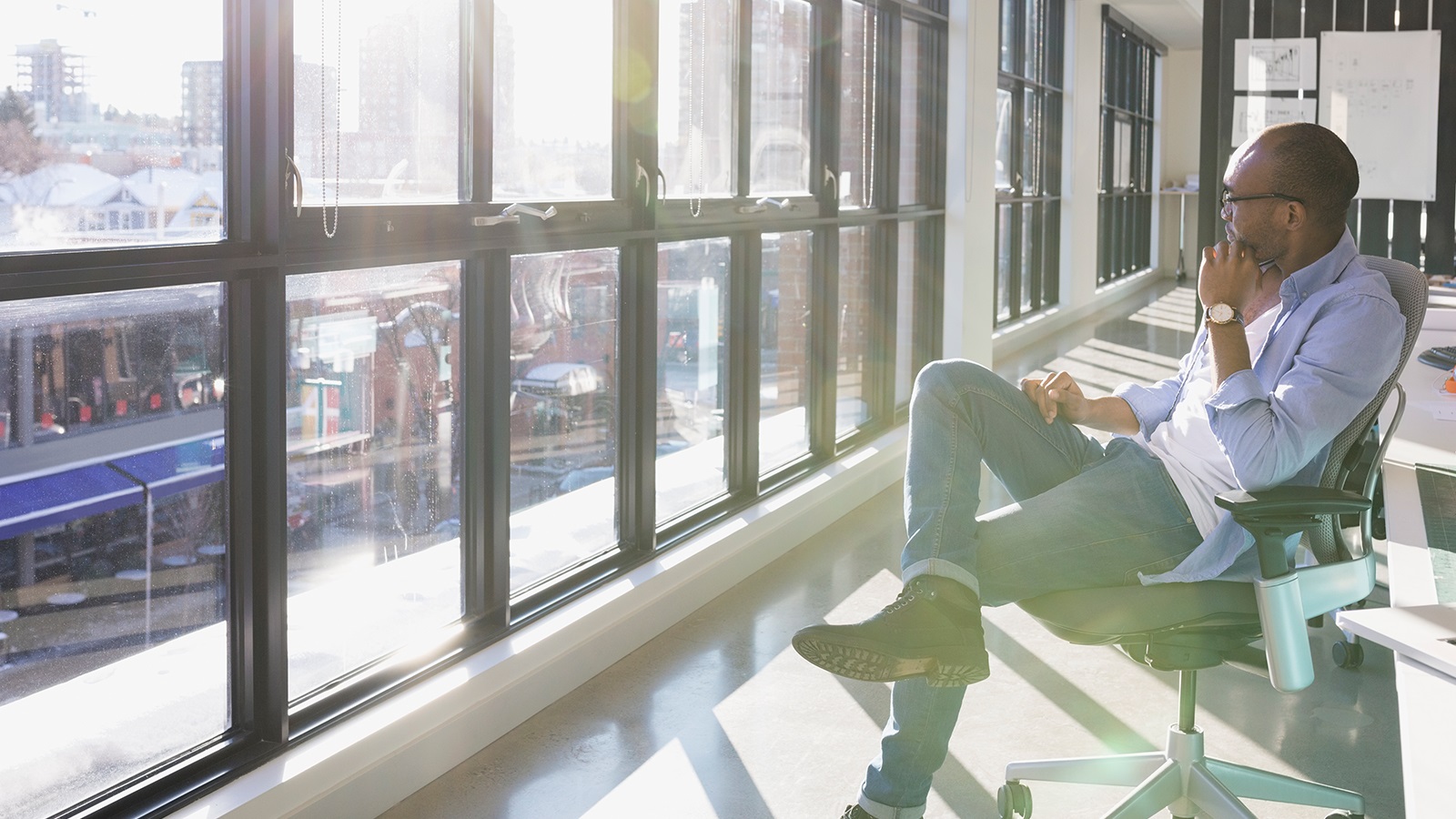 ผู้ชายกำลังมองไปทางตัวเมือง