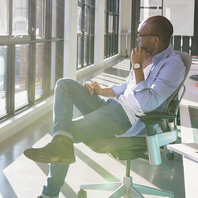 ผู้ชายกำลังมองไปทางตัวเมือง