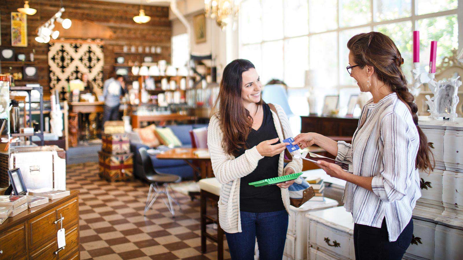 lady using credit card for payment